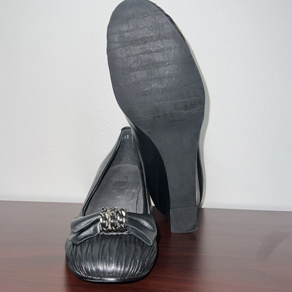 Stuart Weitzman Suede Black Leather Bow Pumps - Picture 8 of 13